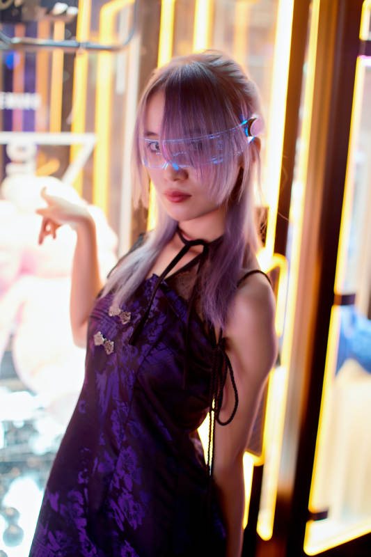 在电子游戏娱乐城玩耍的亚洲时尚少女图片