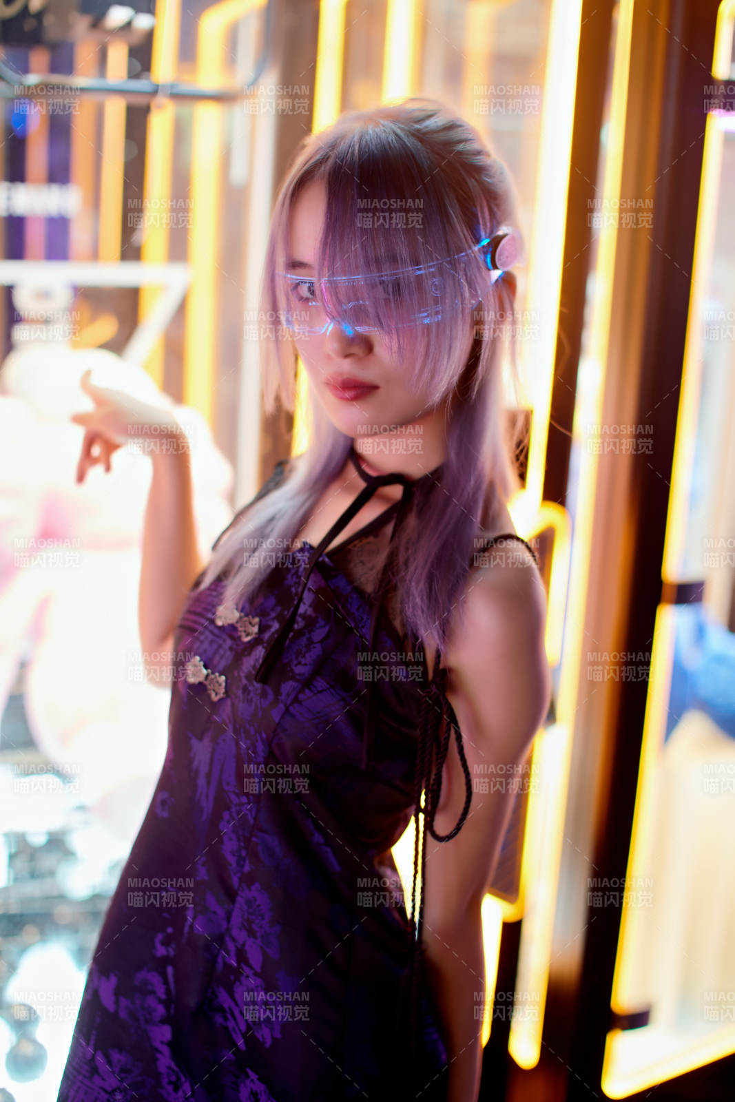 在电子游戏娱乐城玩耍的亚洲时尚少女图片