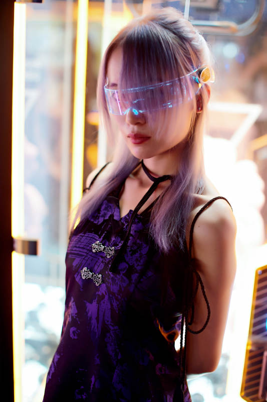 在电子游戏娱乐城玩耍的亚洲时尚少女图片