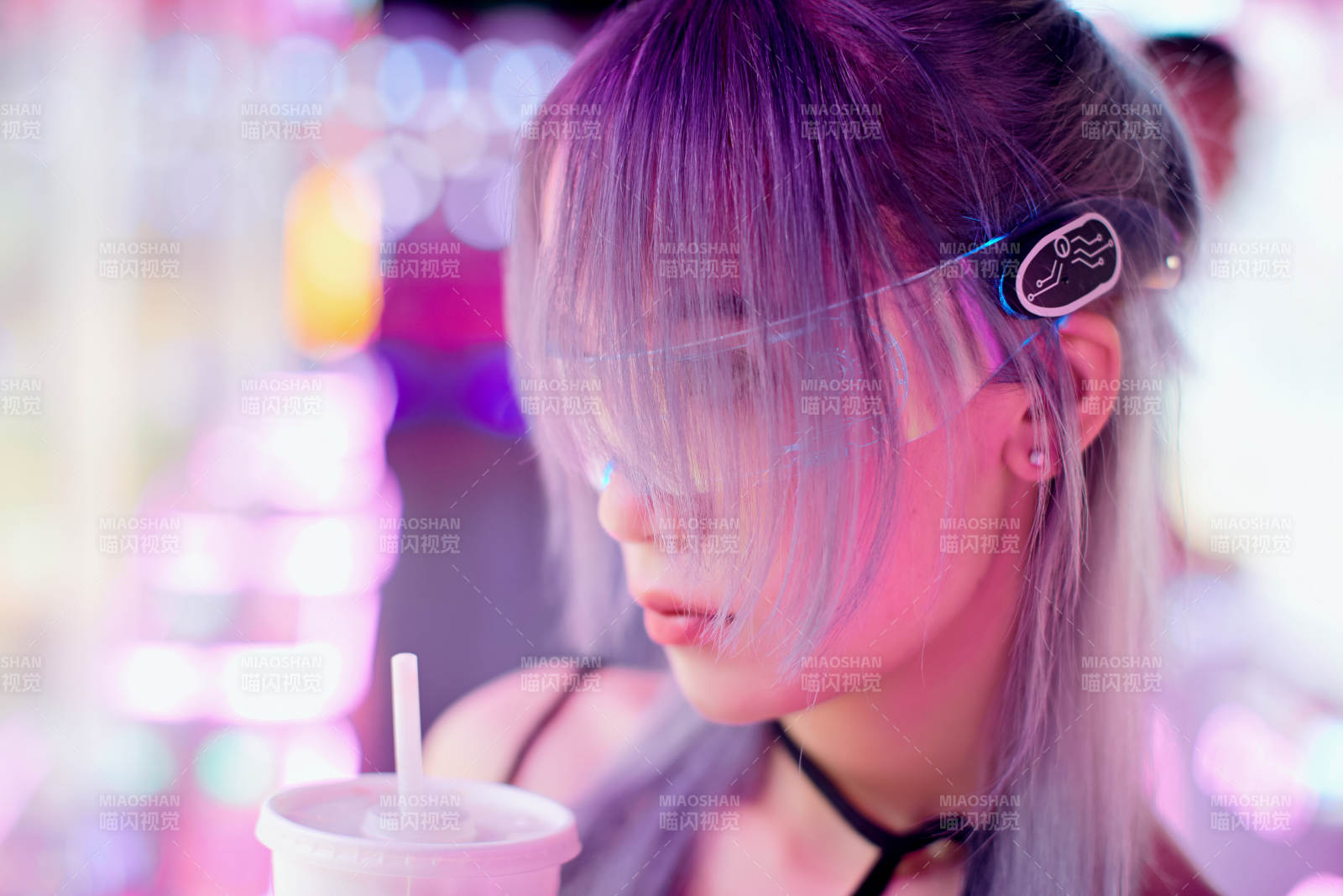 在电子游戏娱乐城玩耍的亚洲时尚少女图片