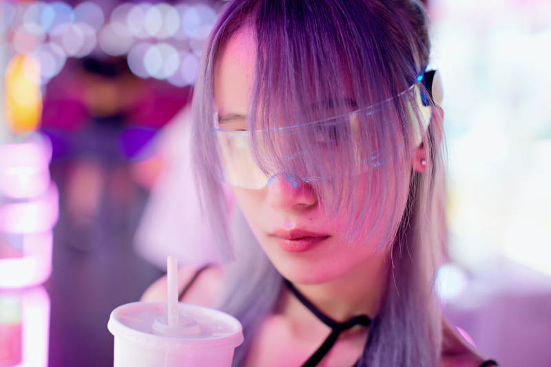 在电子游戏娱乐城玩耍的亚洲时尚少女图片