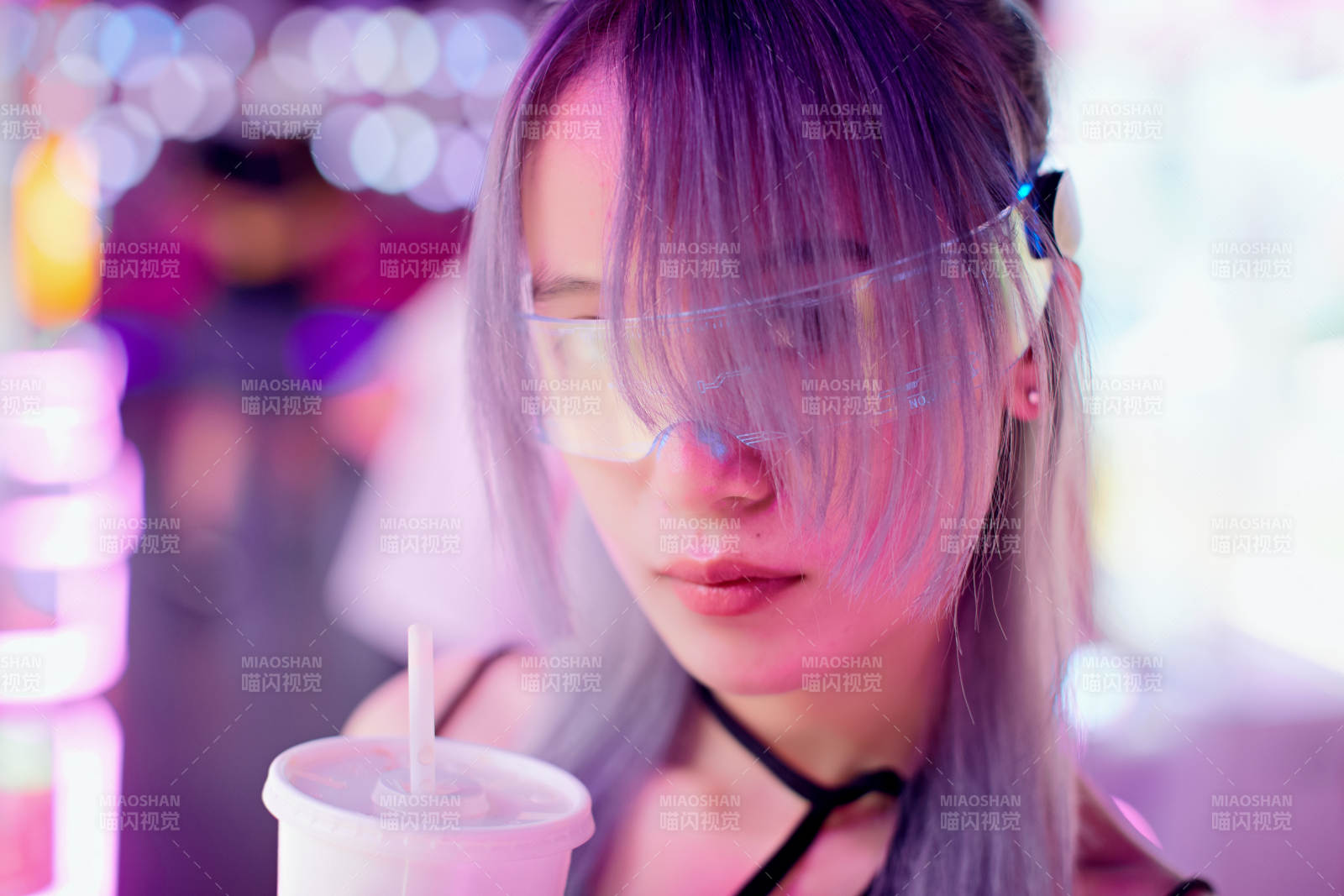 在电子游戏娱乐城玩耍的亚洲时尚少女图片