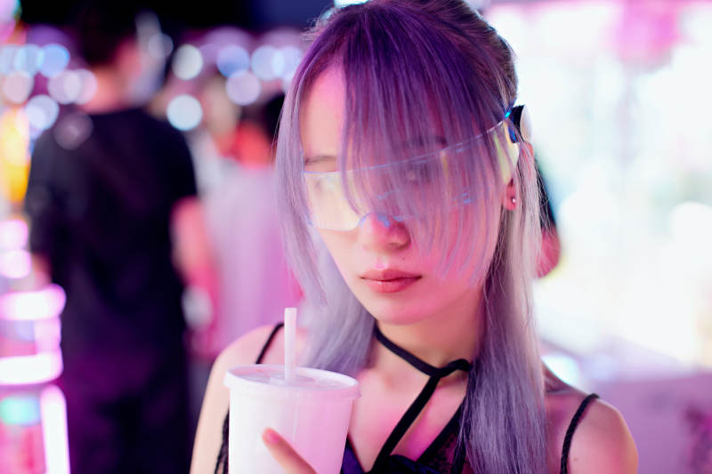 在电子游戏娱乐城玩耍的亚洲时尚少女图片