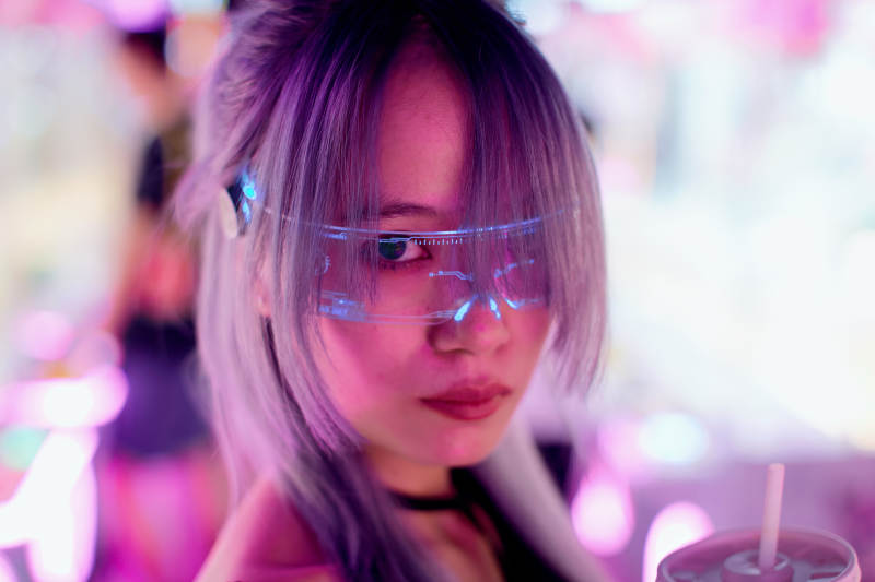 在电子游戏娱乐城玩耍的亚洲时尚少女图片