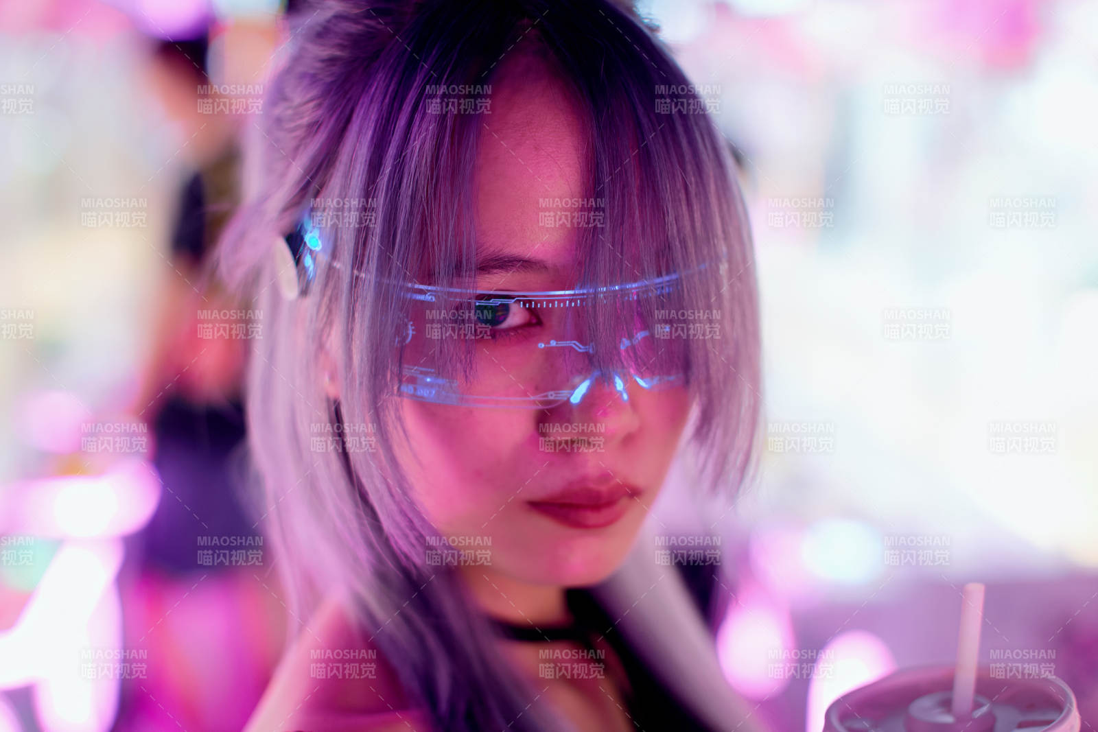 在电子游戏娱乐城玩耍的亚洲时尚少女图片