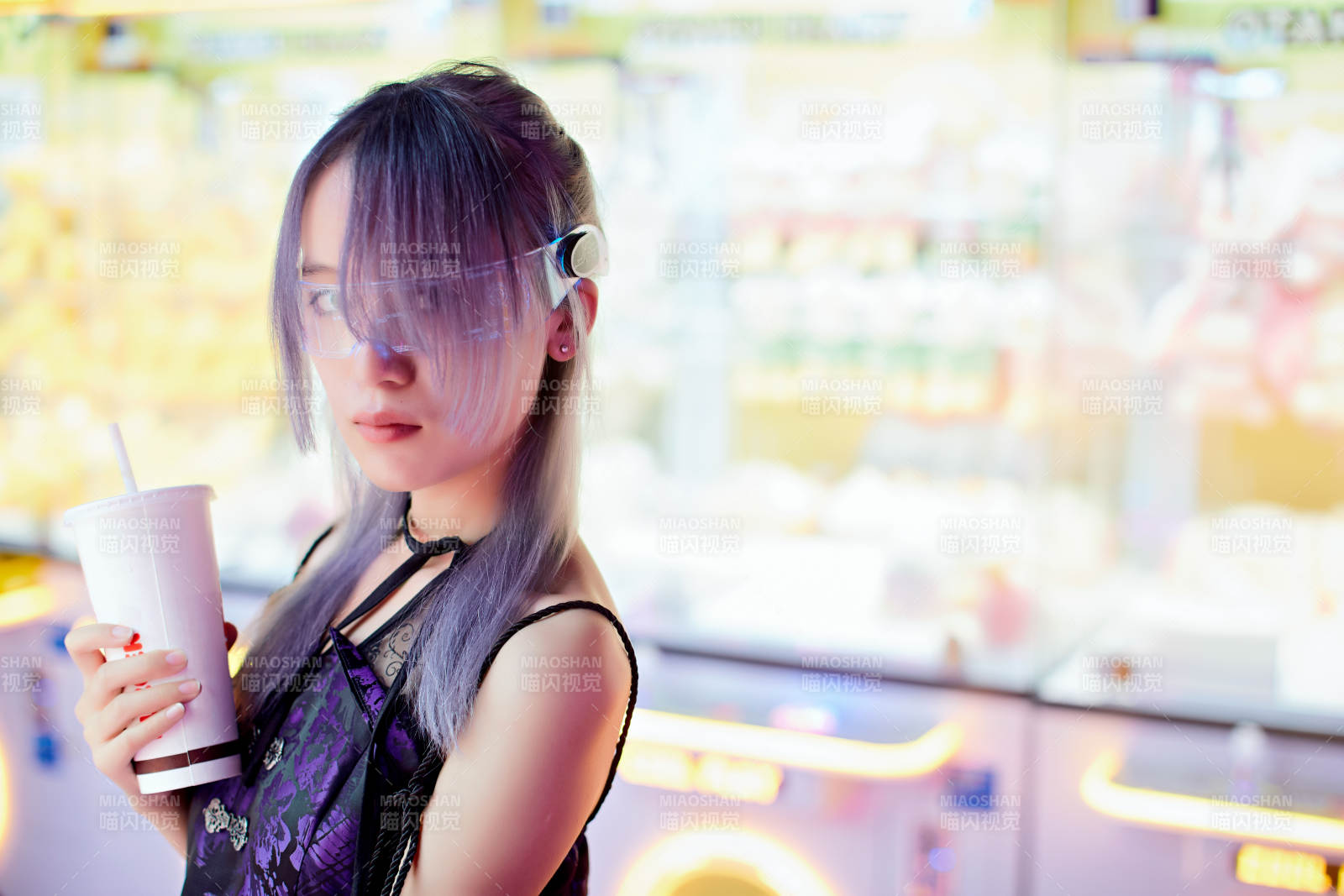 在电子游戏娱乐城玩耍的亚洲时尚少女图片