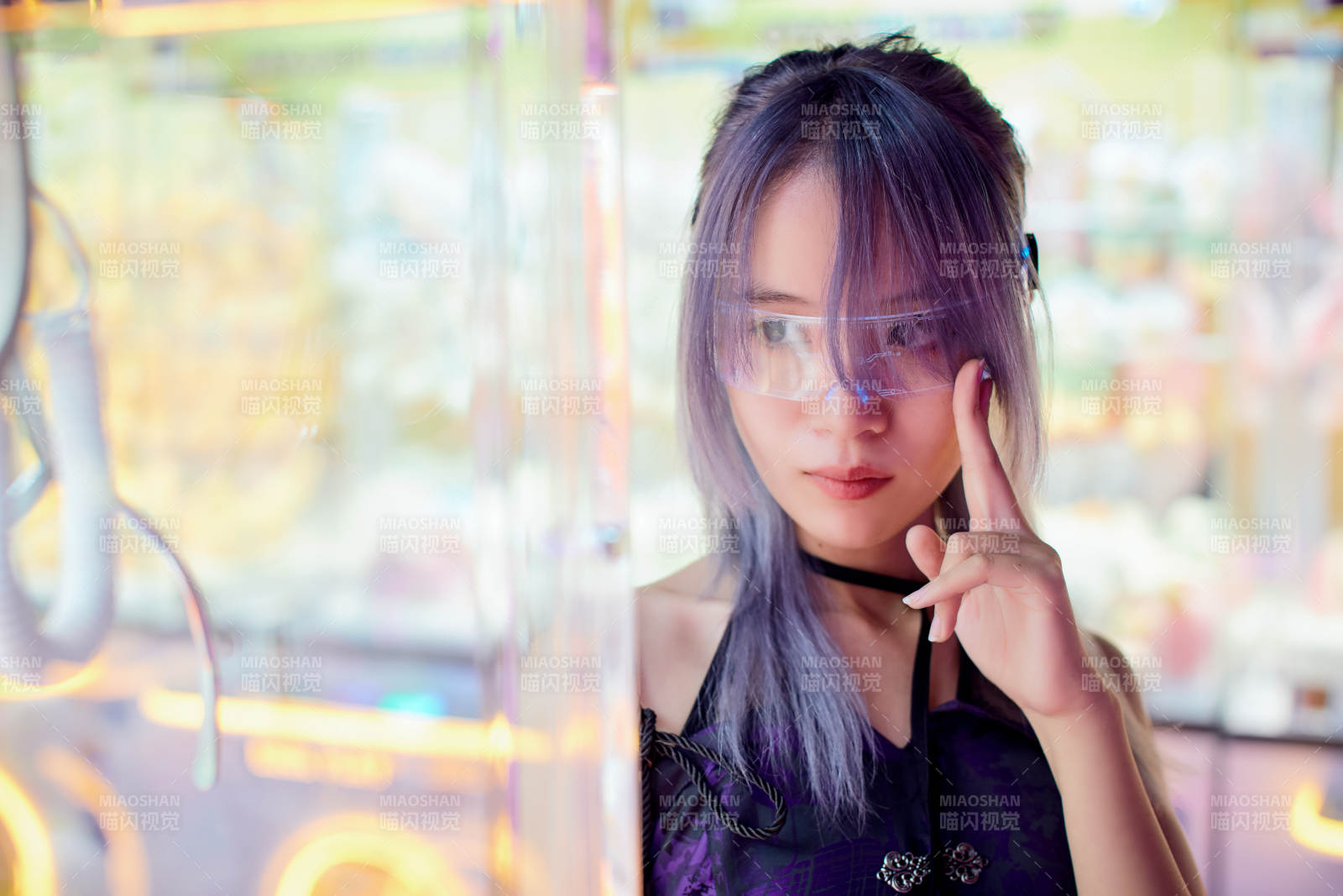 在电子游戏娱乐城玩耍的亚洲时尚少女图片