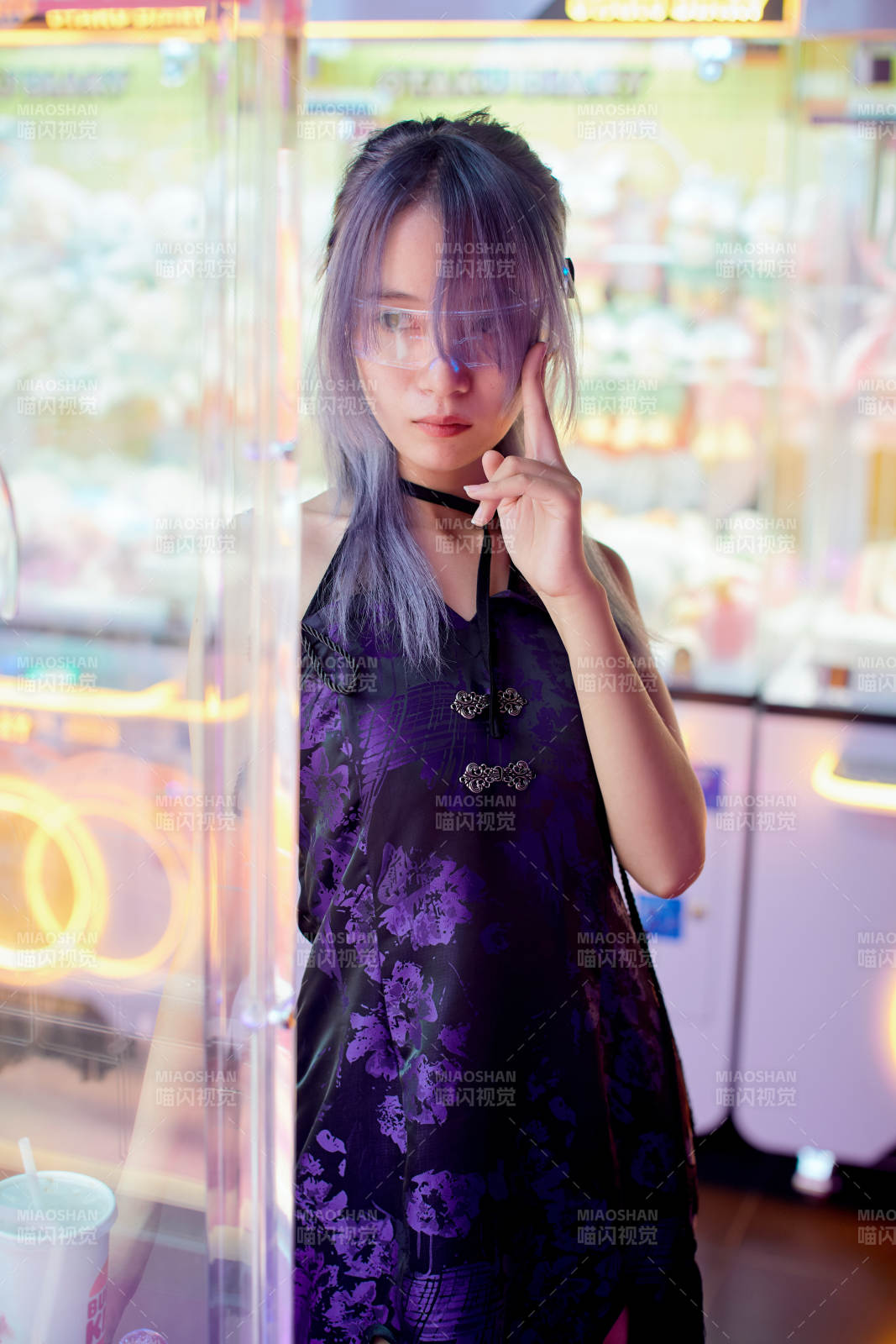 在电子游戏娱乐城玩耍的亚洲时尚少女图片