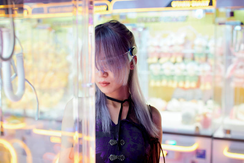 在电子游戏娱乐城玩耍的亚洲时尚少女图片