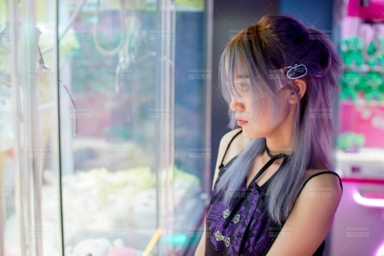 在电子游戏娱乐城玩耍的亚洲时尚少女图片