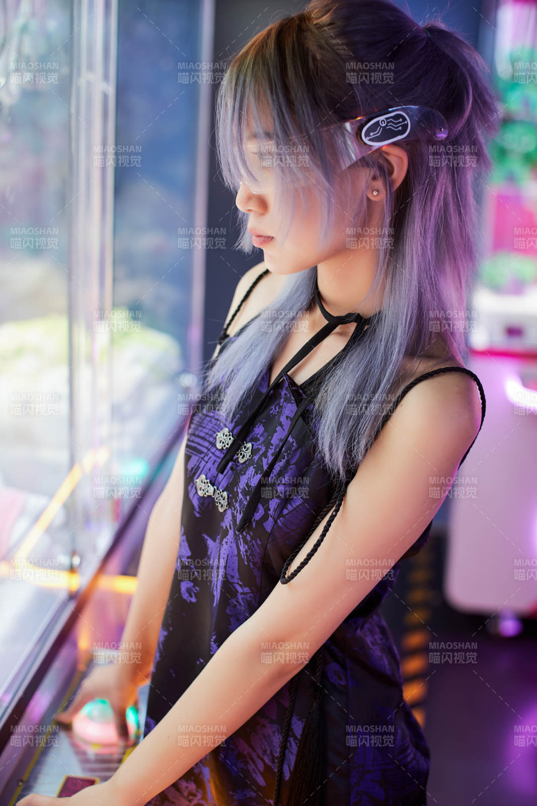 在电子游戏娱乐城玩耍的亚洲时尚少女图片