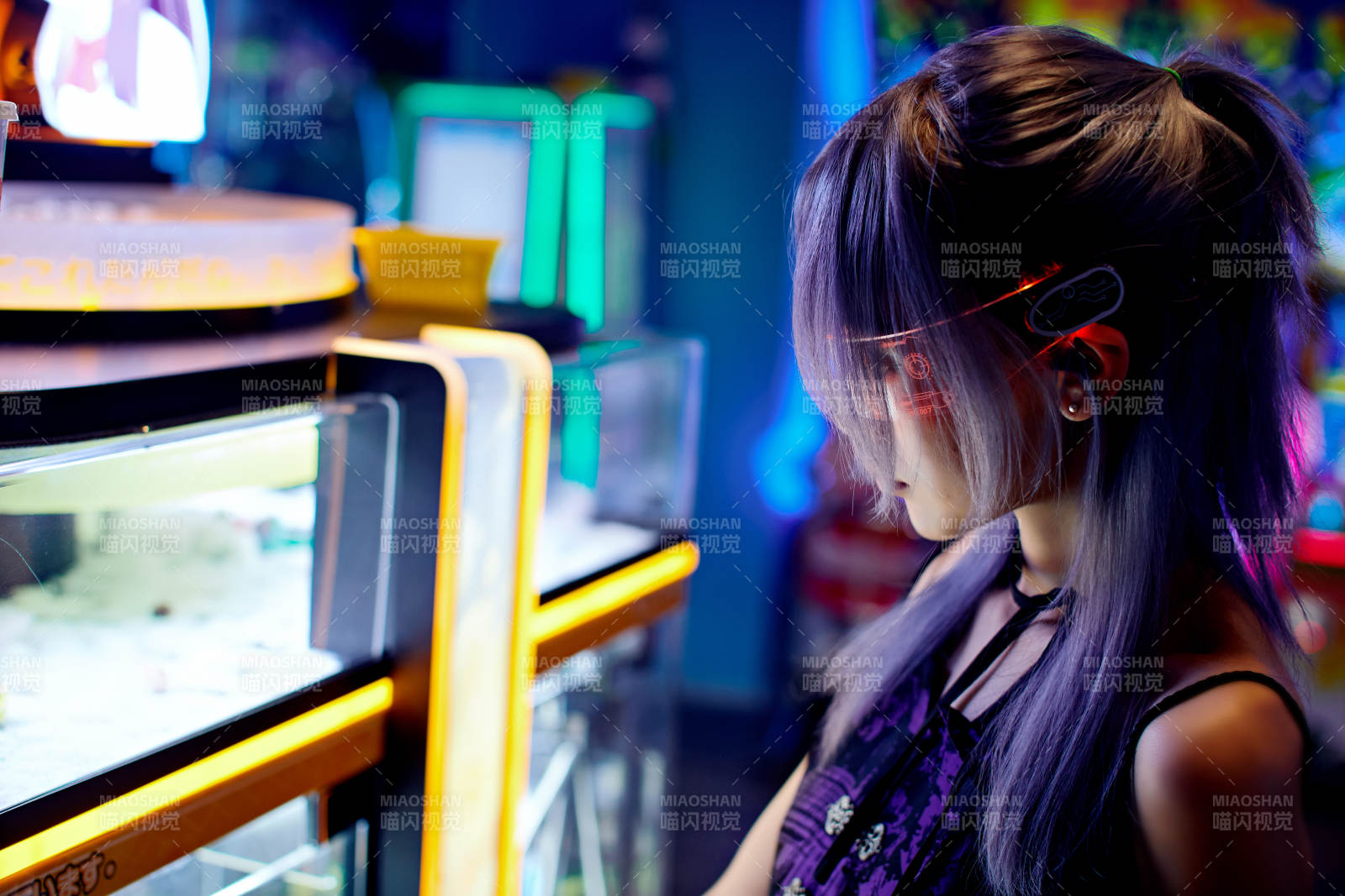 在电子游戏娱乐城玩耍的亚洲时尚少女图片