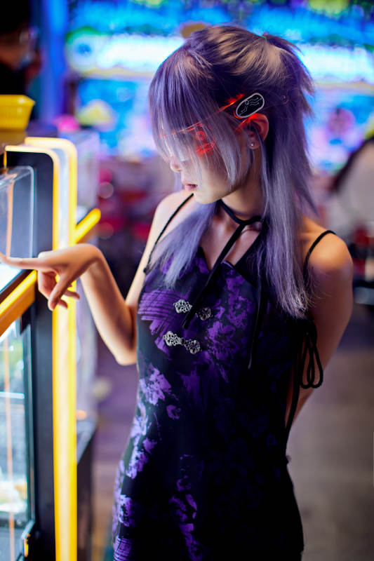 在电子游戏娱乐城玩耍的亚洲时尚少女图片