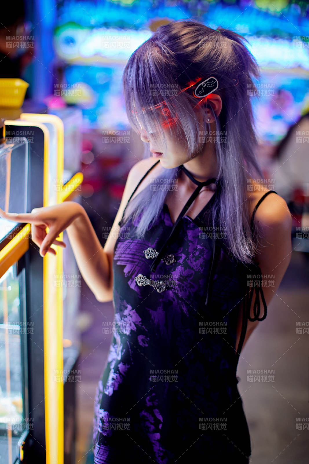 在电子游戏娱乐城玩耍的亚洲时尚少女图片