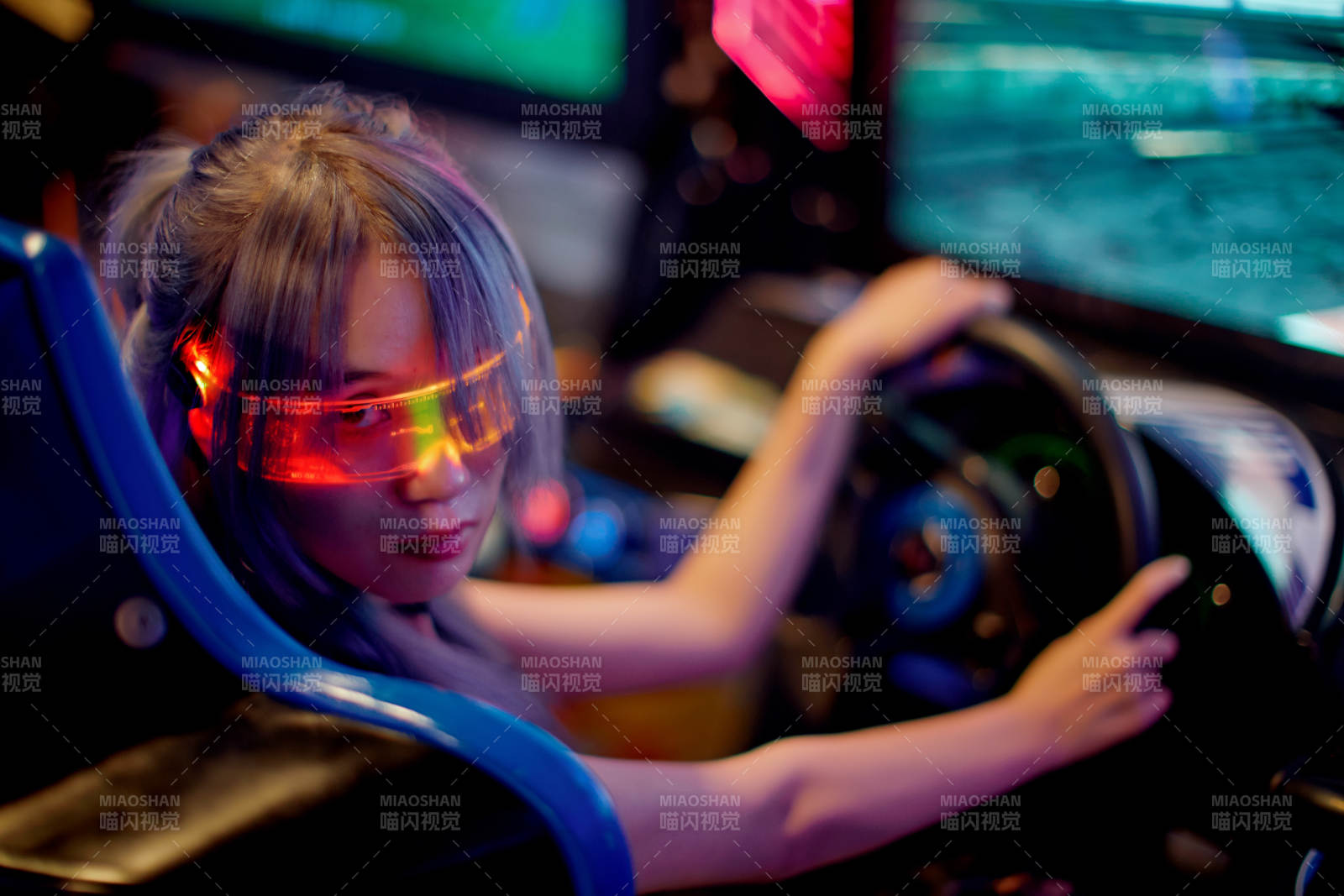 在电子游戏娱乐城玩耍的亚洲时尚少女图片