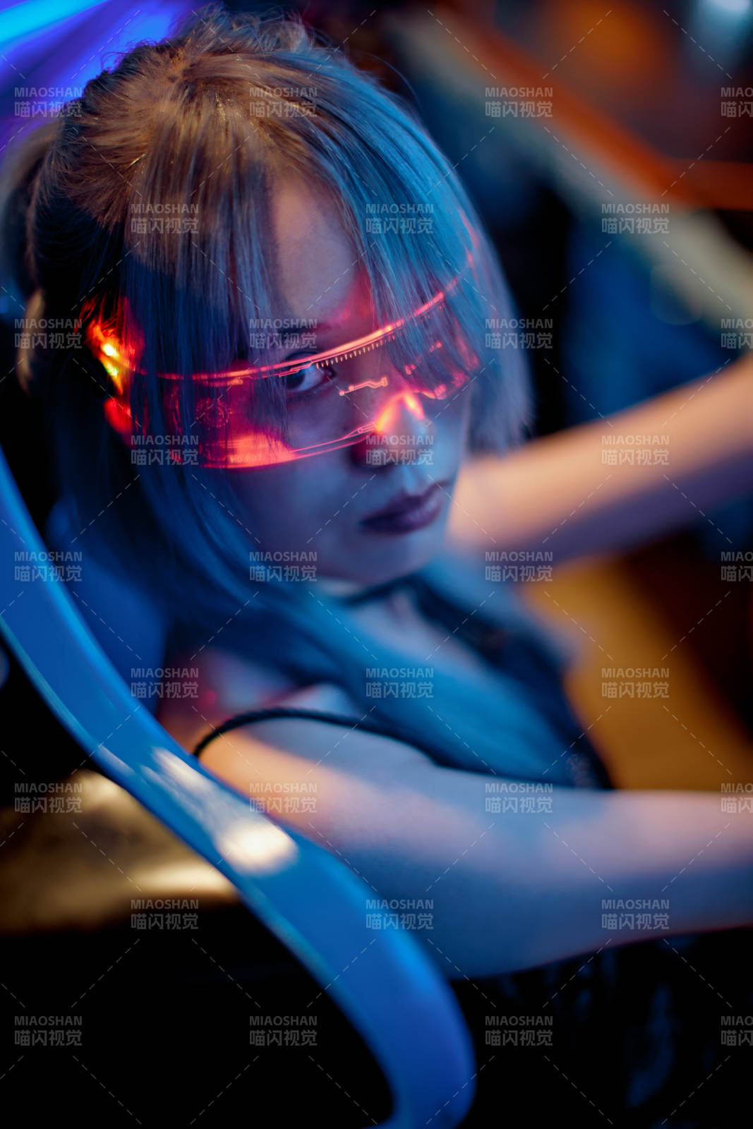 在电子游戏娱乐城玩耍的亚洲时尚少女图片