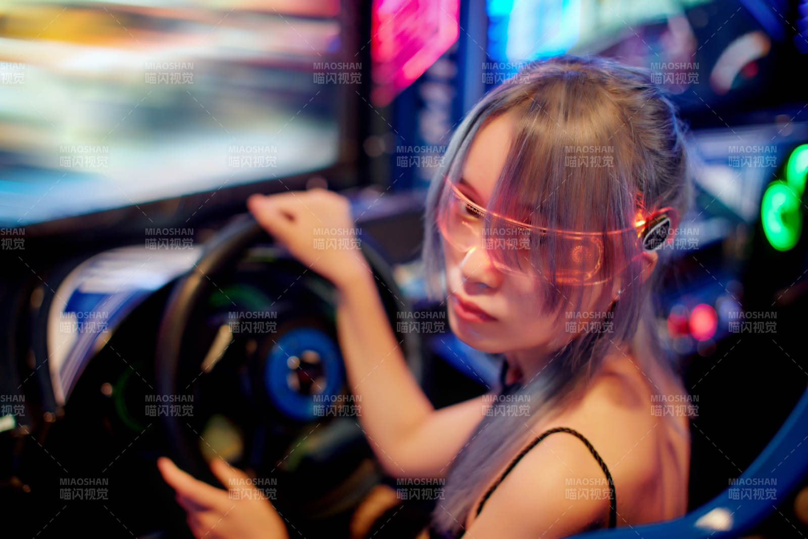 在电子游戏娱乐城玩耍的亚洲时尚少女图片