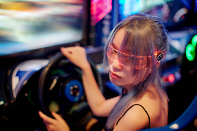 在电子游戏娱乐城玩耍的亚洲时尚少女图片