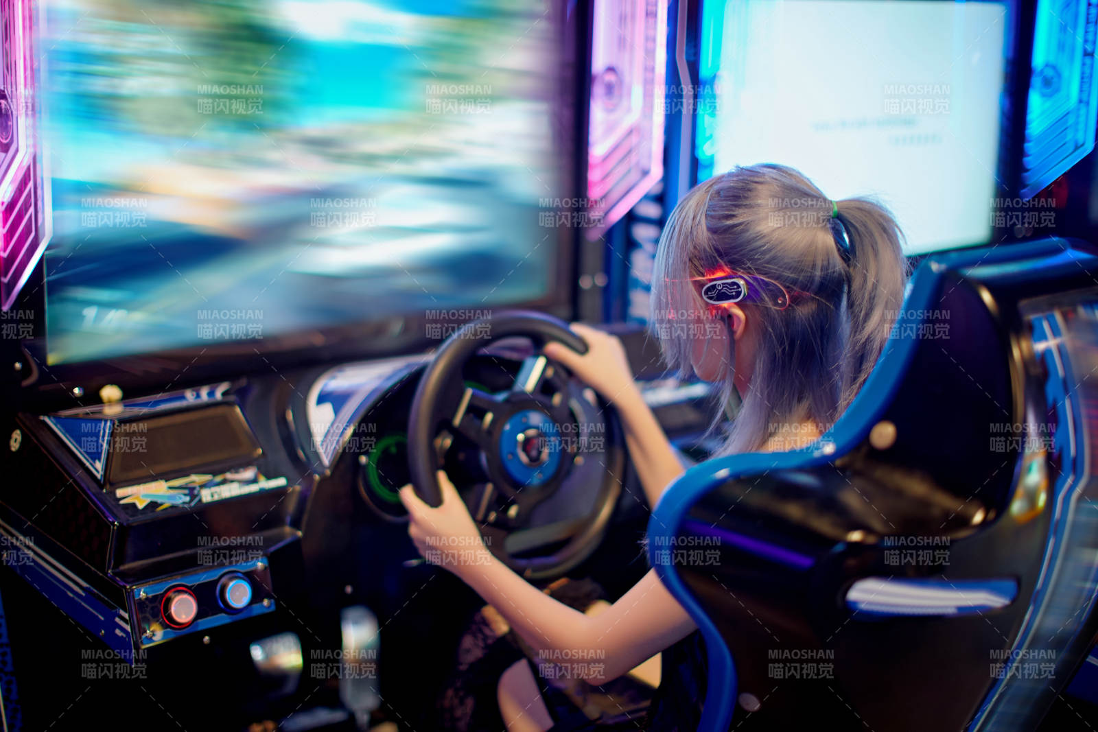 在电子游戏娱乐城玩耍的亚洲时尚少女图片