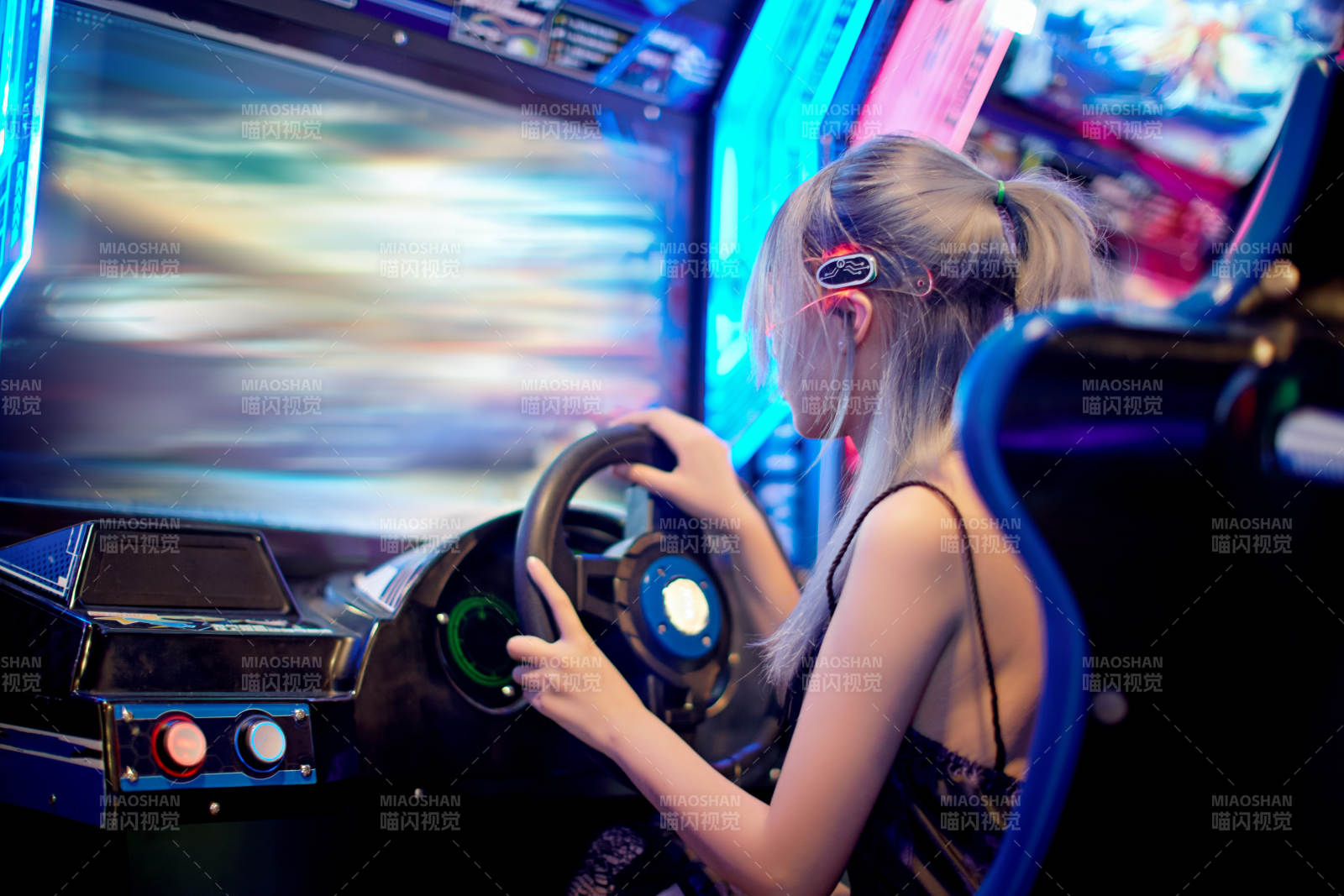 在电子游戏娱乐城玩耍的亚洲时尚少女图片