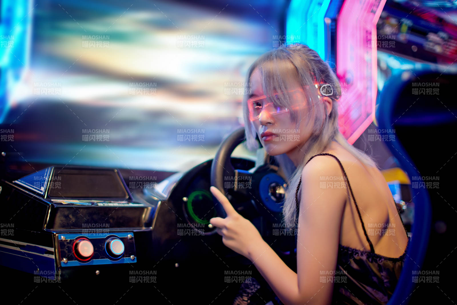 在电子游戏娱乐城玩耍的亚洲时尚少女图片