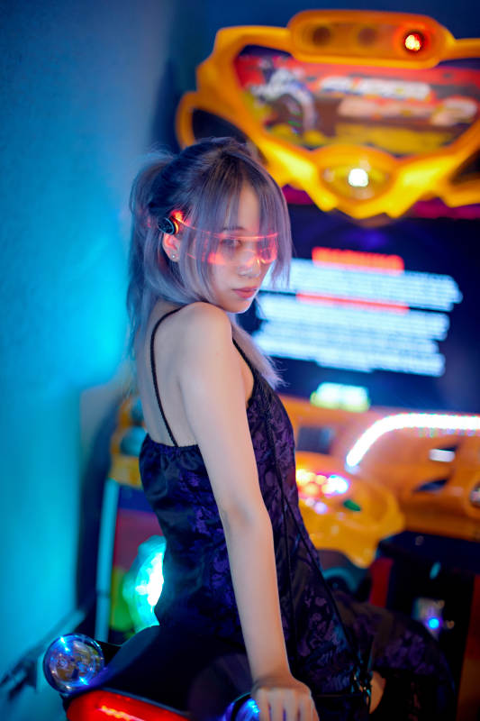 在电子游戏娱乐城玩耍的亚洲时尚少女图片