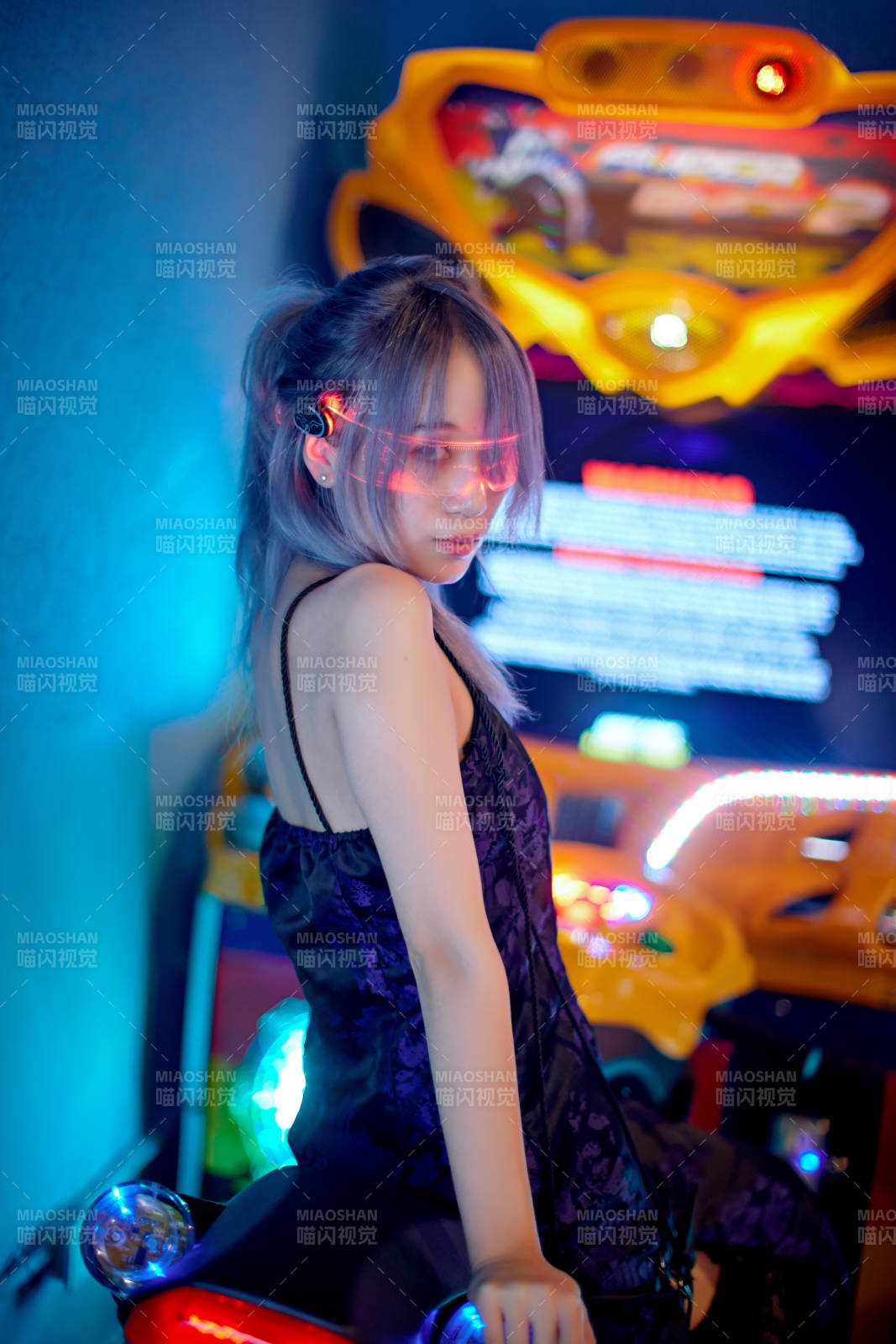 在电子游戏娱乐城玩耍的亚洲时尚少女图片