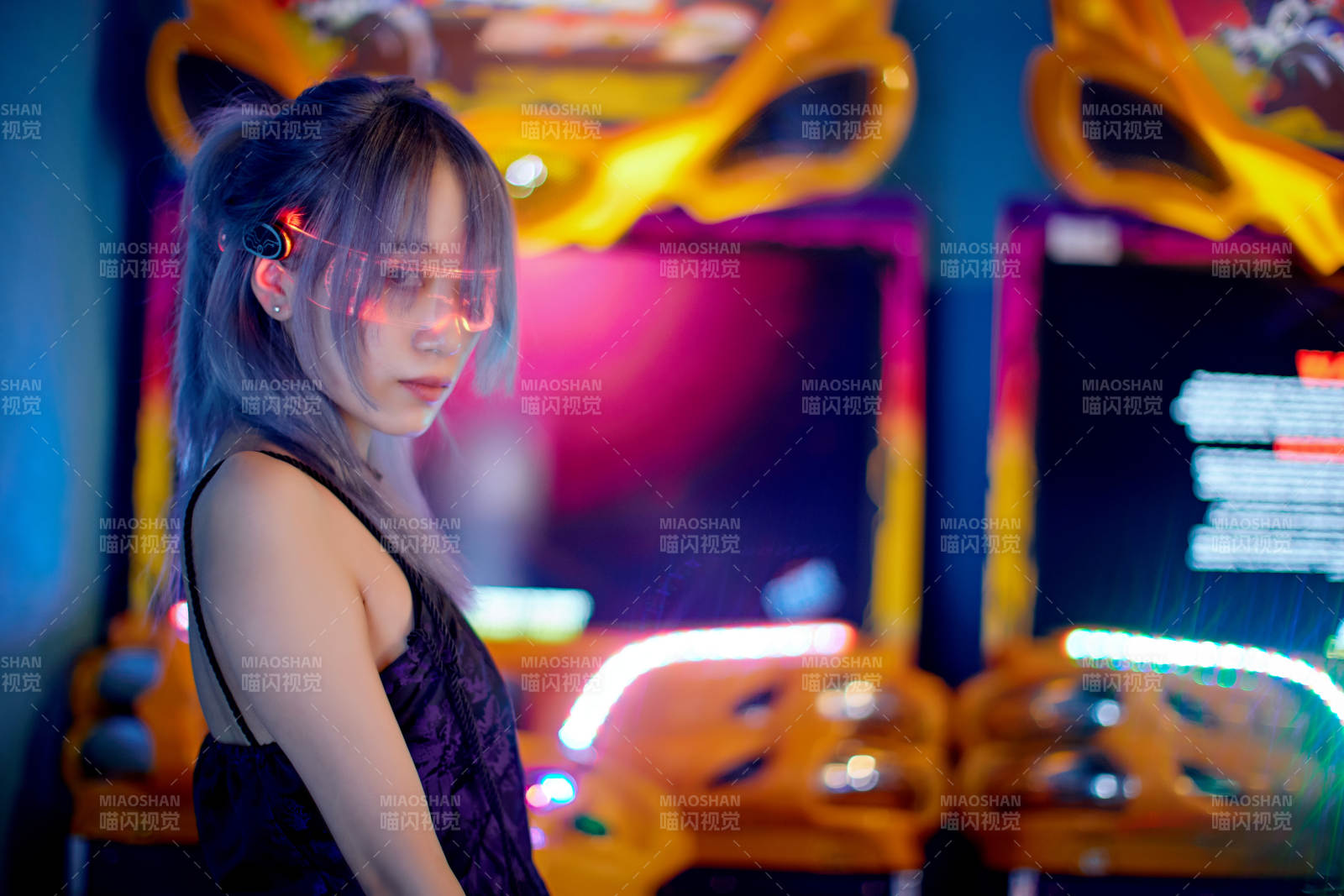 在电子游戏娱乐城玩耍的亚洲时尚少女图片