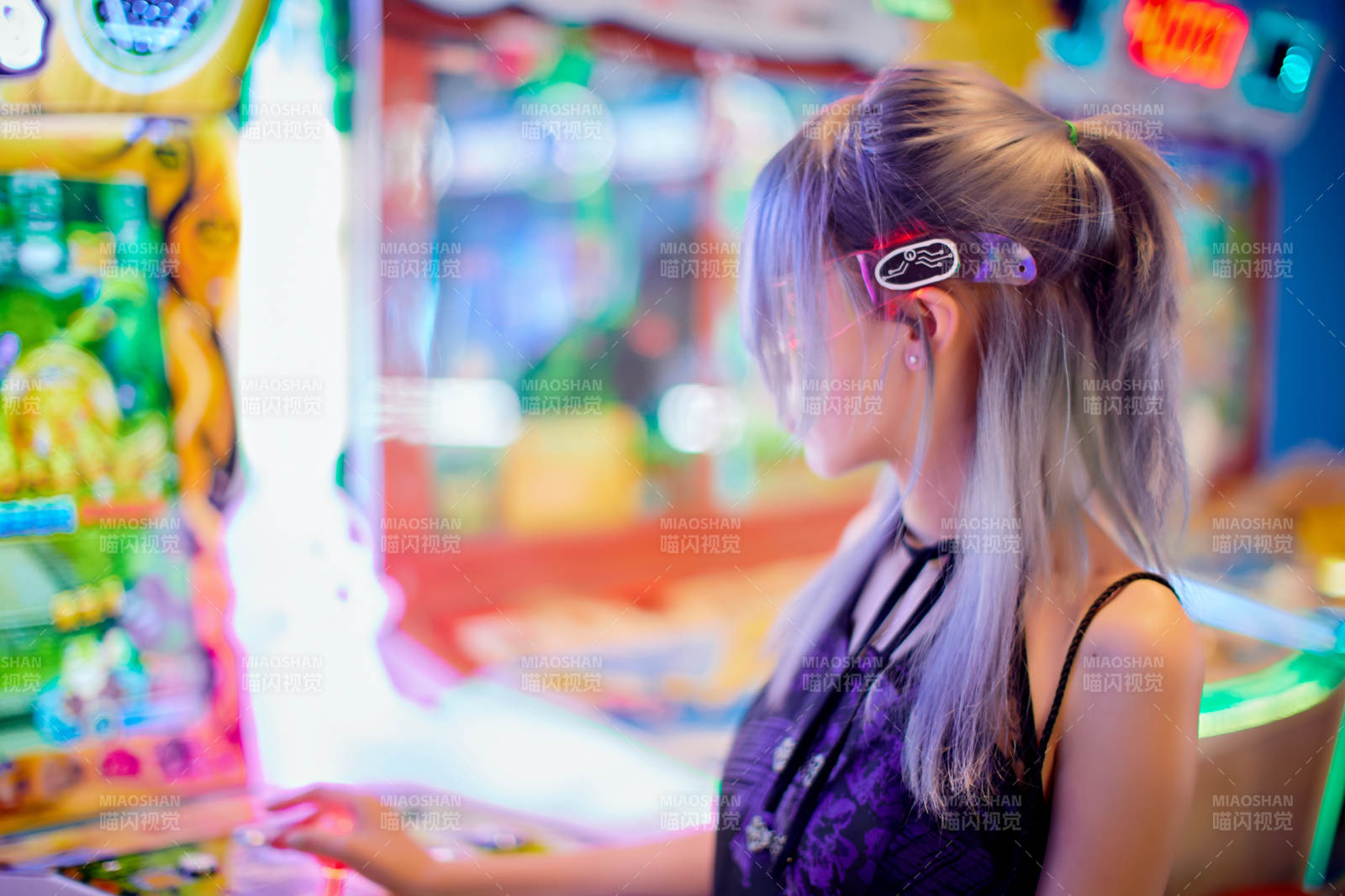 在电子游戏娱乐城玩耍的亚洲时尚少女图片