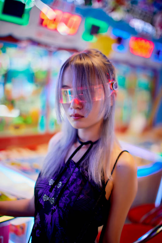 在电子游戏娱乐城玩耍的亚洲时尚少女图片