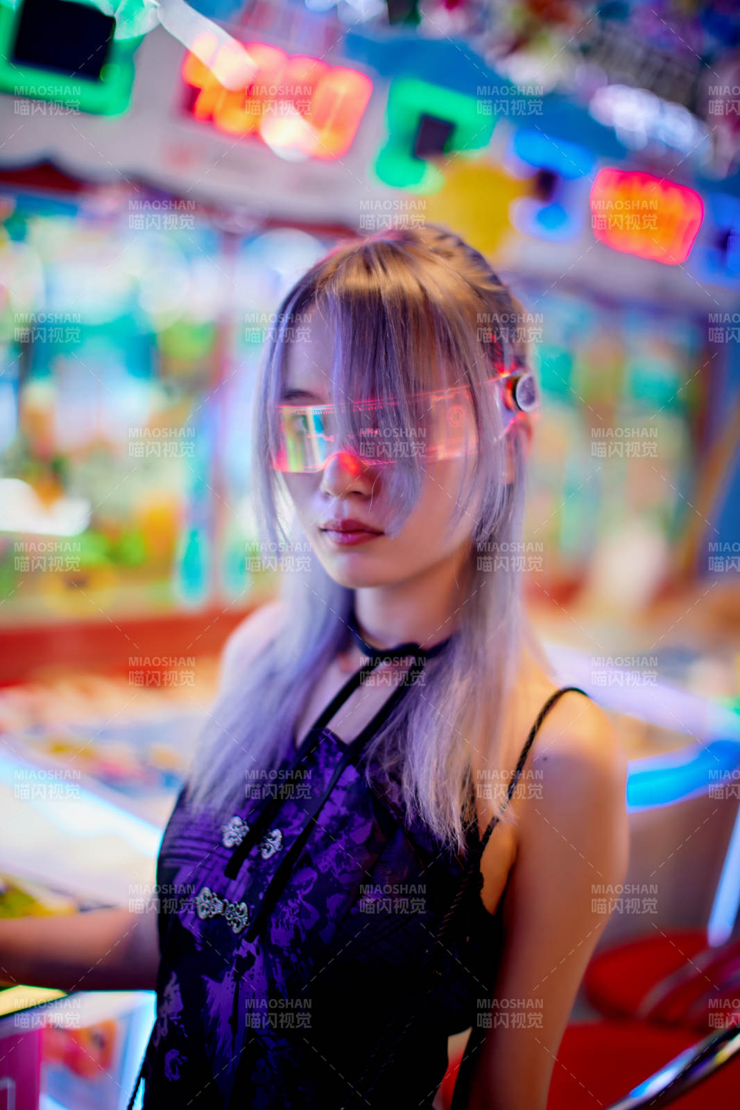 在电子游戏娱乐城玩耍的亚洲时尚少女图片