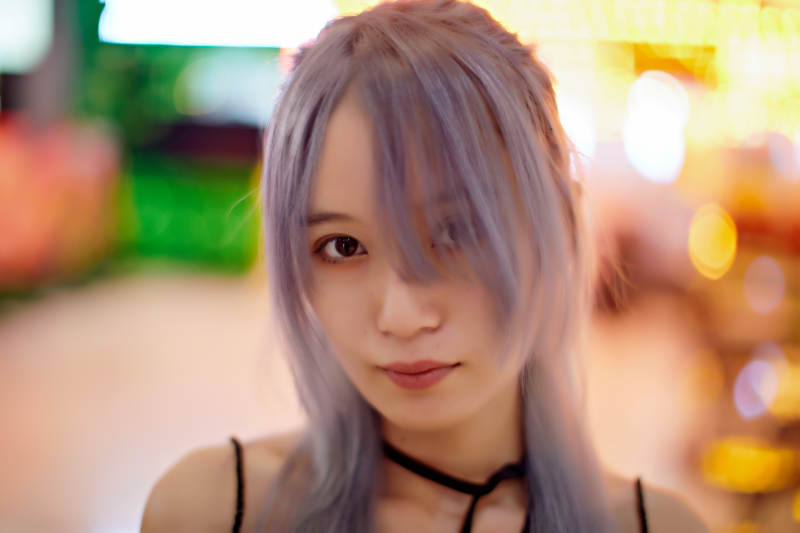 在电子游戏娱乐城玩耍的亚洲时尚少女图片