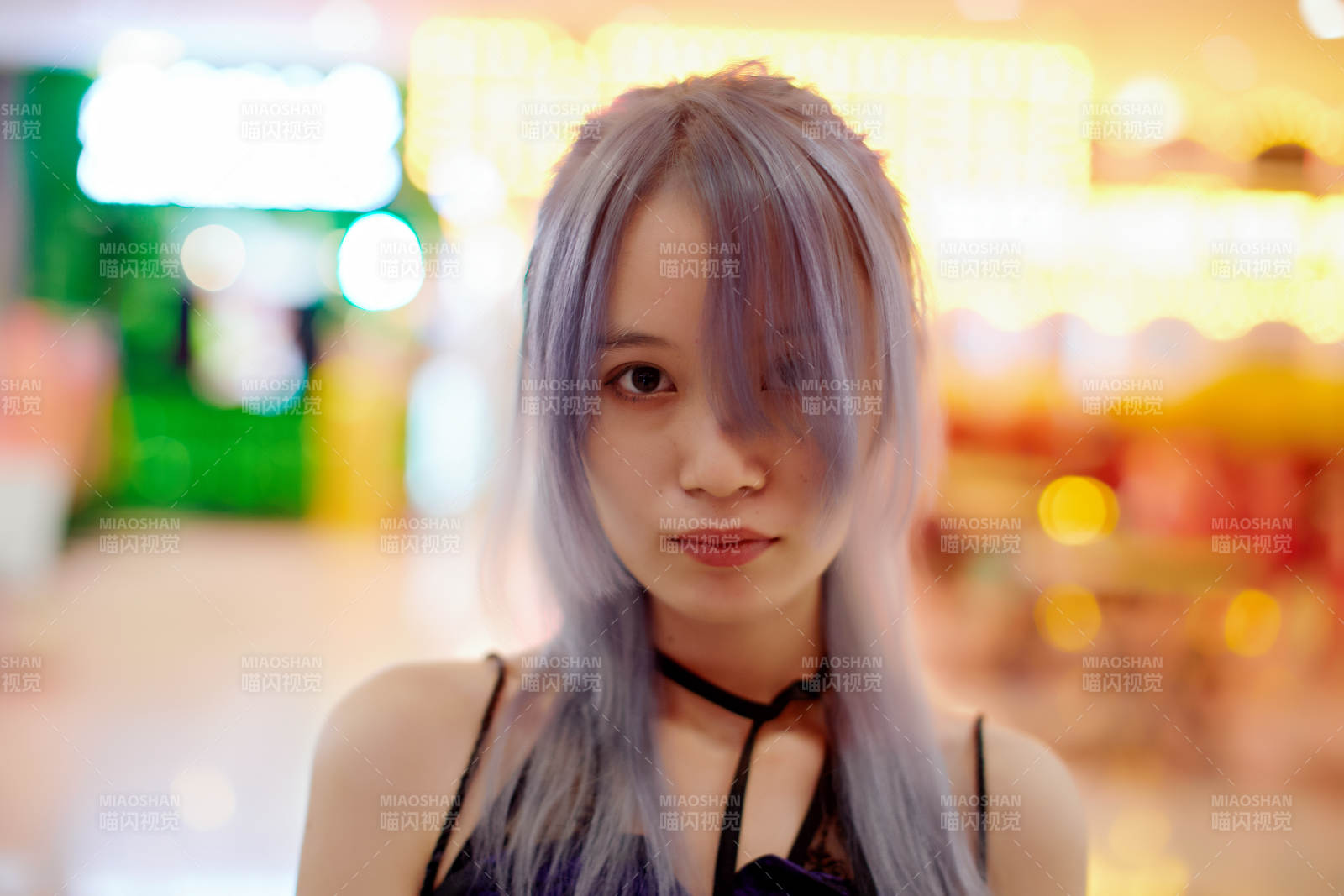 在电子游戏娱乐城玩耍的亚洲时尚少女图片