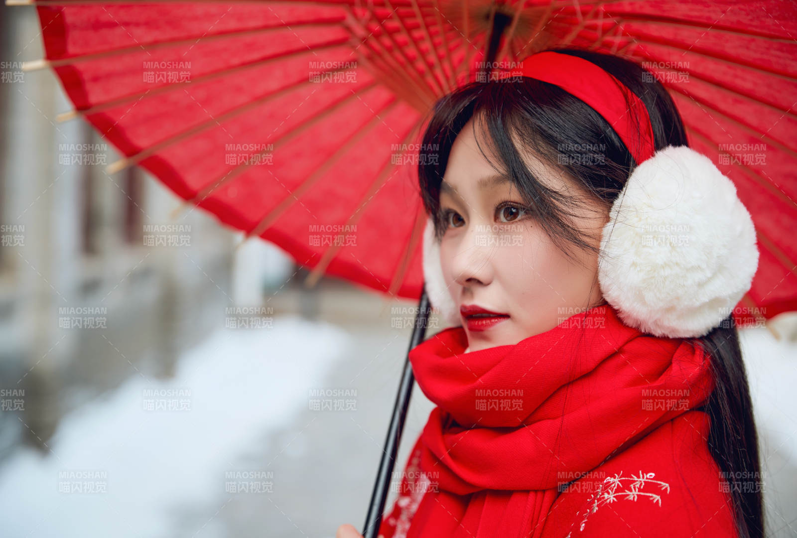 雪后在老城古巷穿着喜庆服饰的亚洲少女图片