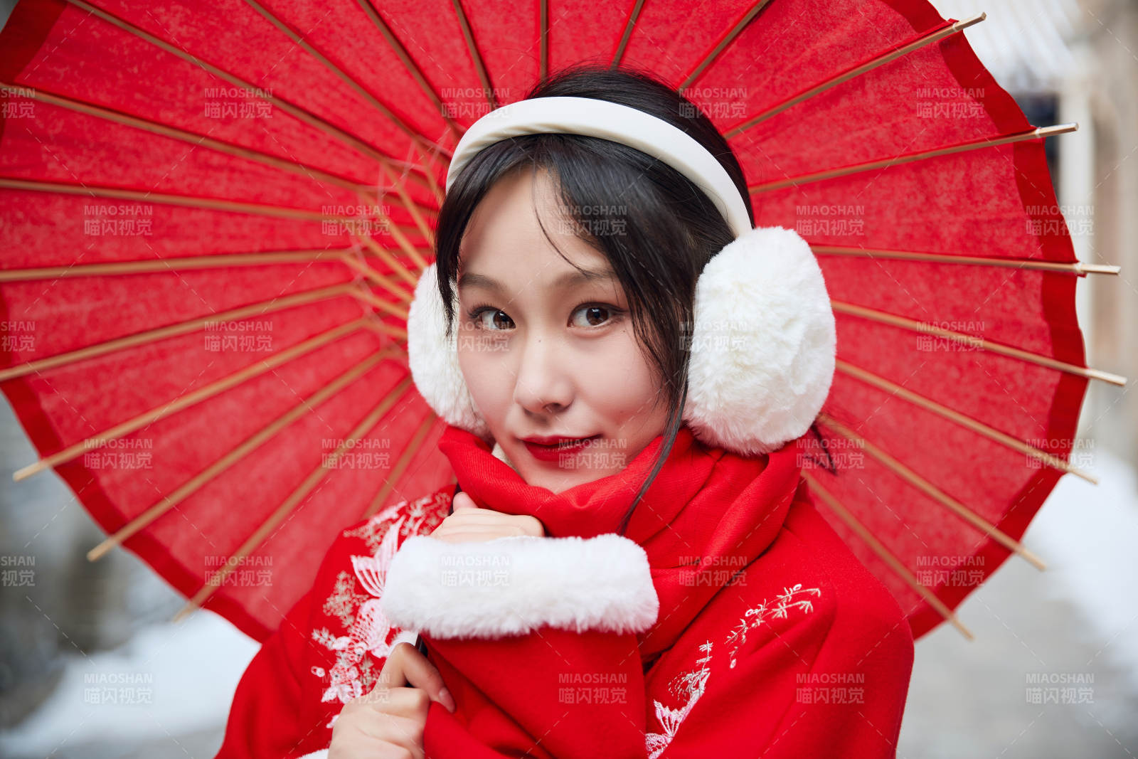 雪后在老城古巷穿着喜庆服饰的亚洲少女图片