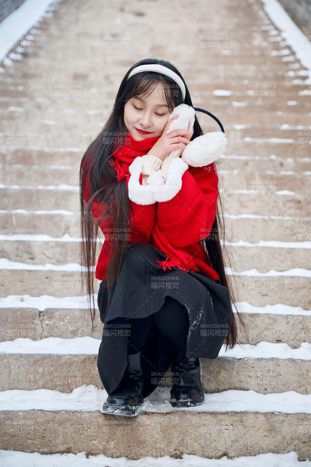 雪后在老城古巷穿着喜庆服饰的亚洲少女图片