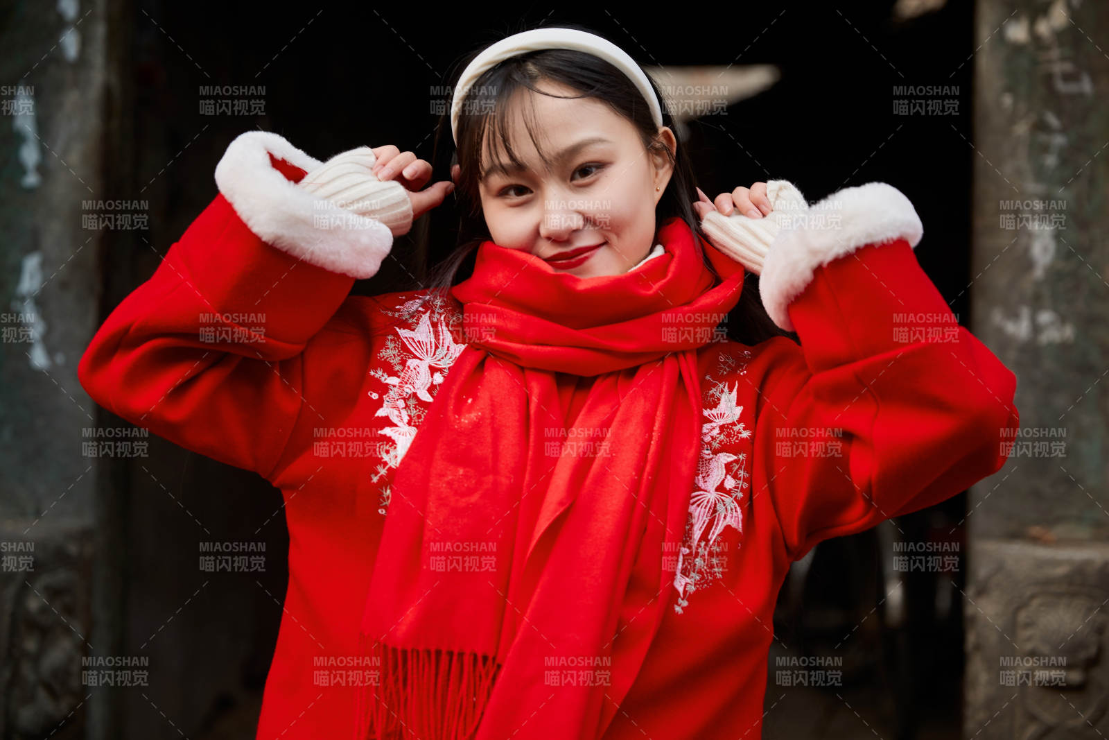雪后在老城古巷穿着喜庆服饰的亚洲少女图片