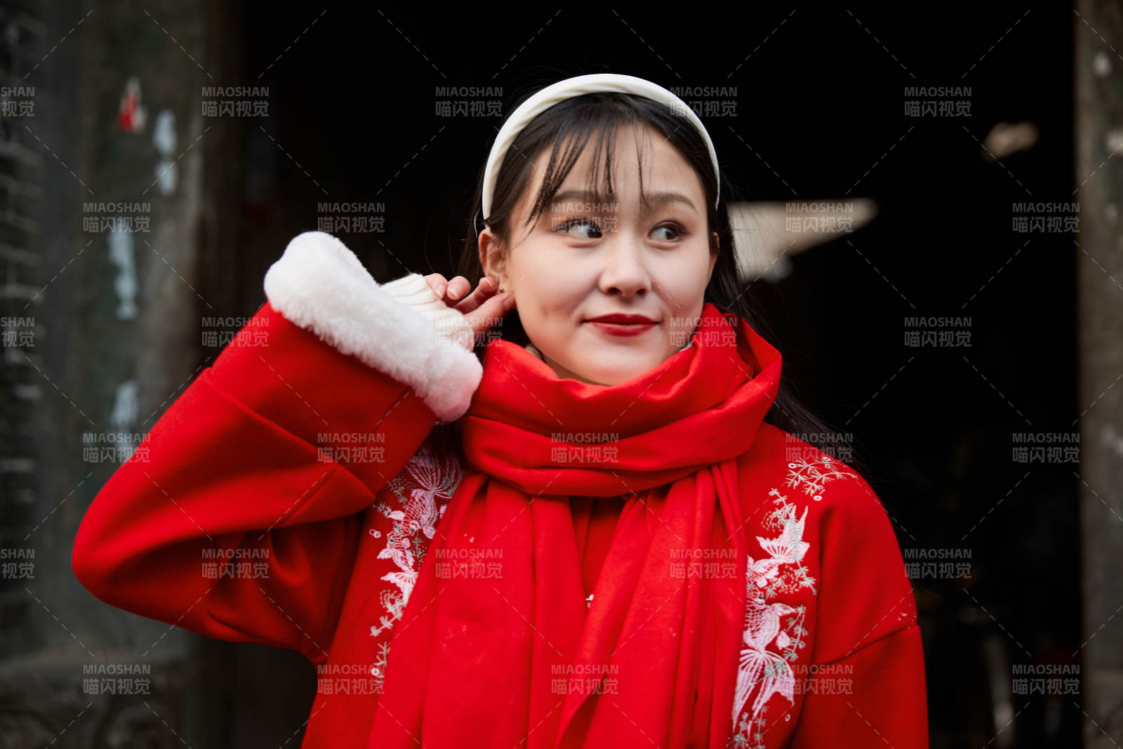 雪后在老城古巷穿着喜庆服饰的亚洲少女图片