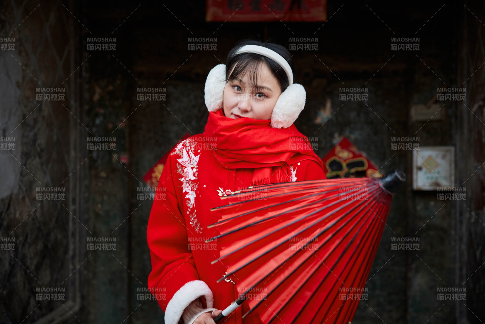 雪后在老城古巷穿着喜庆服饰的亚洲少女图片