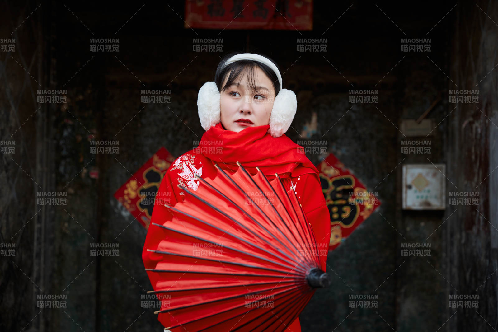 雪后在老城古巷穿着喜庆服饰的亚洲少女图片
