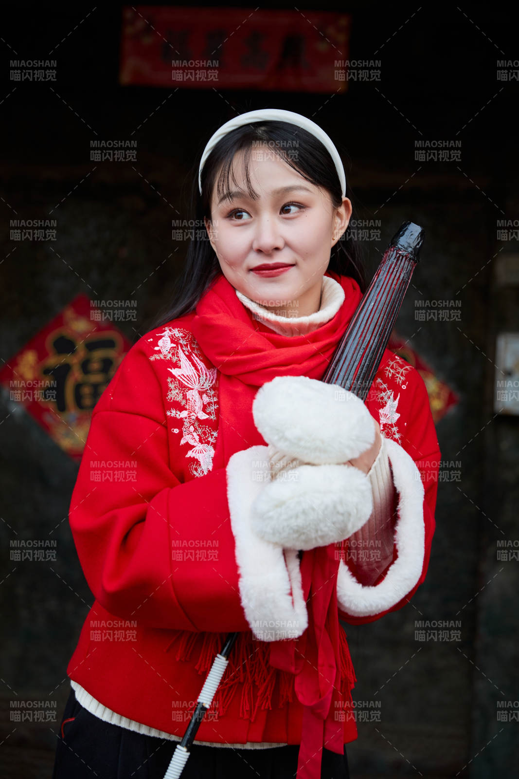 雪后在老城古巷穿着喜庆服饰的亚洲少女图片