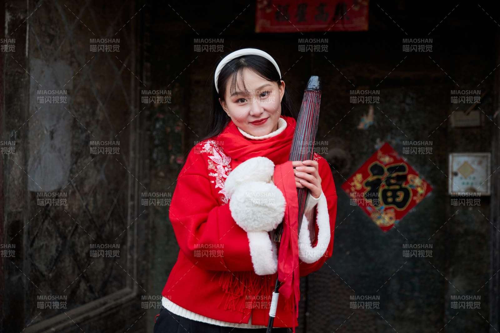 雪后在老城古巷穿着喜庆服饰的亚洲少女图片