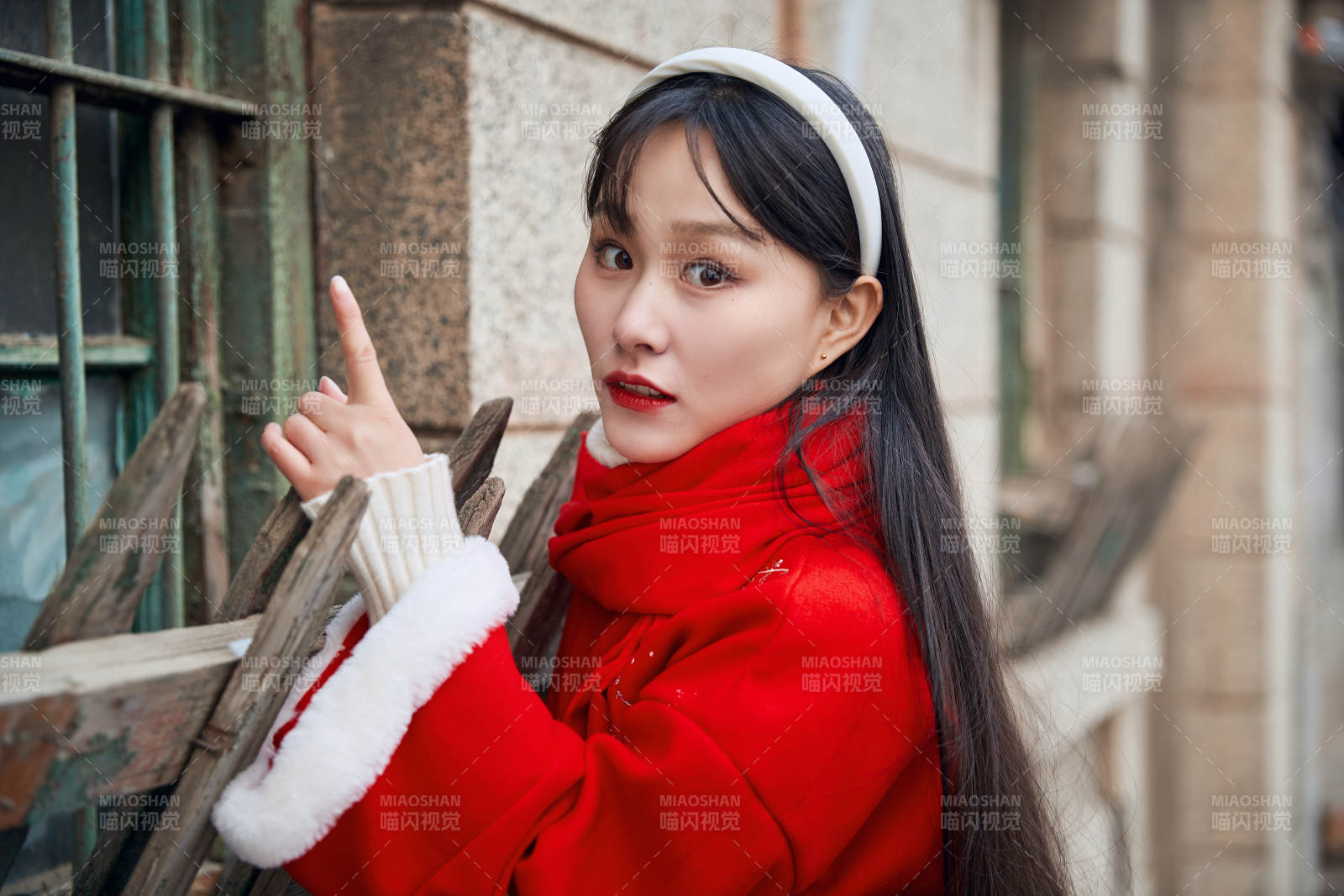 雪后在老城古巷穿着喜庆服饰的亚洲少女图片