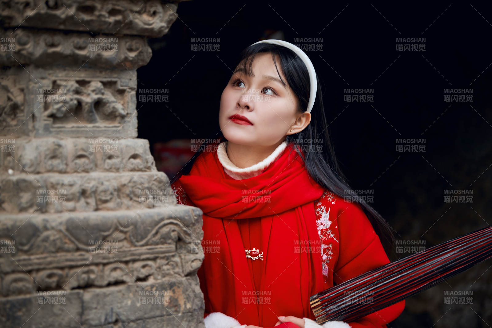 雪后在老城古巷穿着喜庆服饰的亚洲少女图片