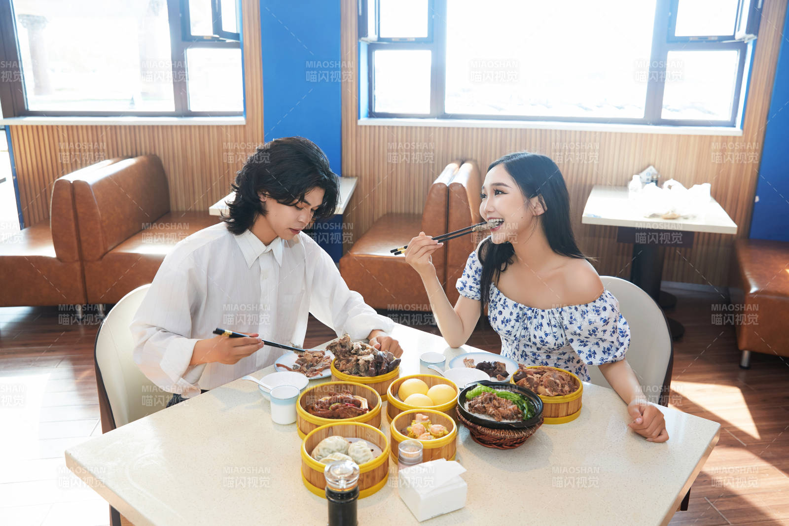 在茶餐厅大吃特吃的东方情侣图片