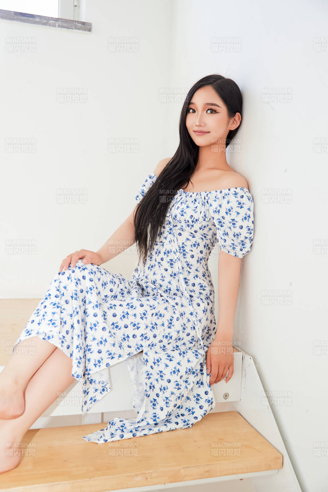 在别墅内的楼梯上拍照的亚洲美女图片