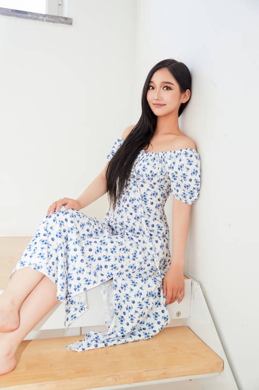 在别墅内的楼梯上拍照的亚洲美女图片