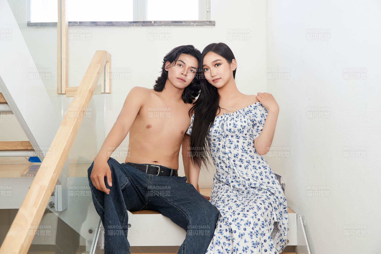 假日居家休息的青年情侣图片