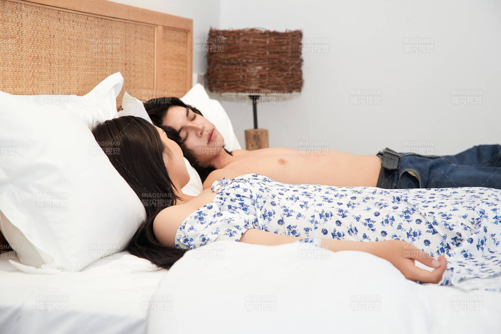 假日居家躺在床上休息的青年情侣图片