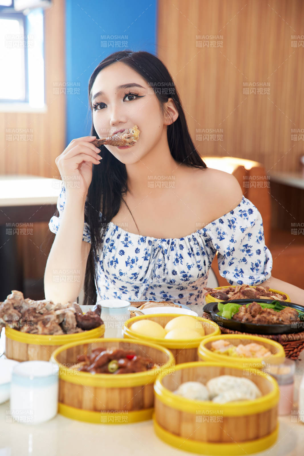 在茶餐厅大吃特吃的美女图片